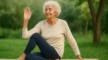 Parece de 70, pero tiene 102 años: una profesora de yoga reveló su secreto mejor guardado