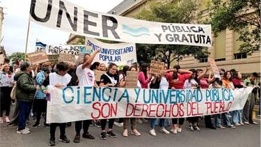 Fuga de docentes, atraso salarial y aulas vacías en Entre Ríos: universidades entrerrianas no escapan a la motosierra de Milei