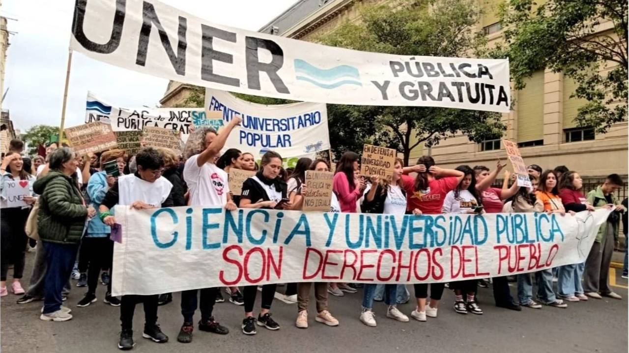 Fuga de docentes, atraso salarial y aulas vacías en Entre Ríos: universidades entrerrianas no escapan a la motosierra de Milei