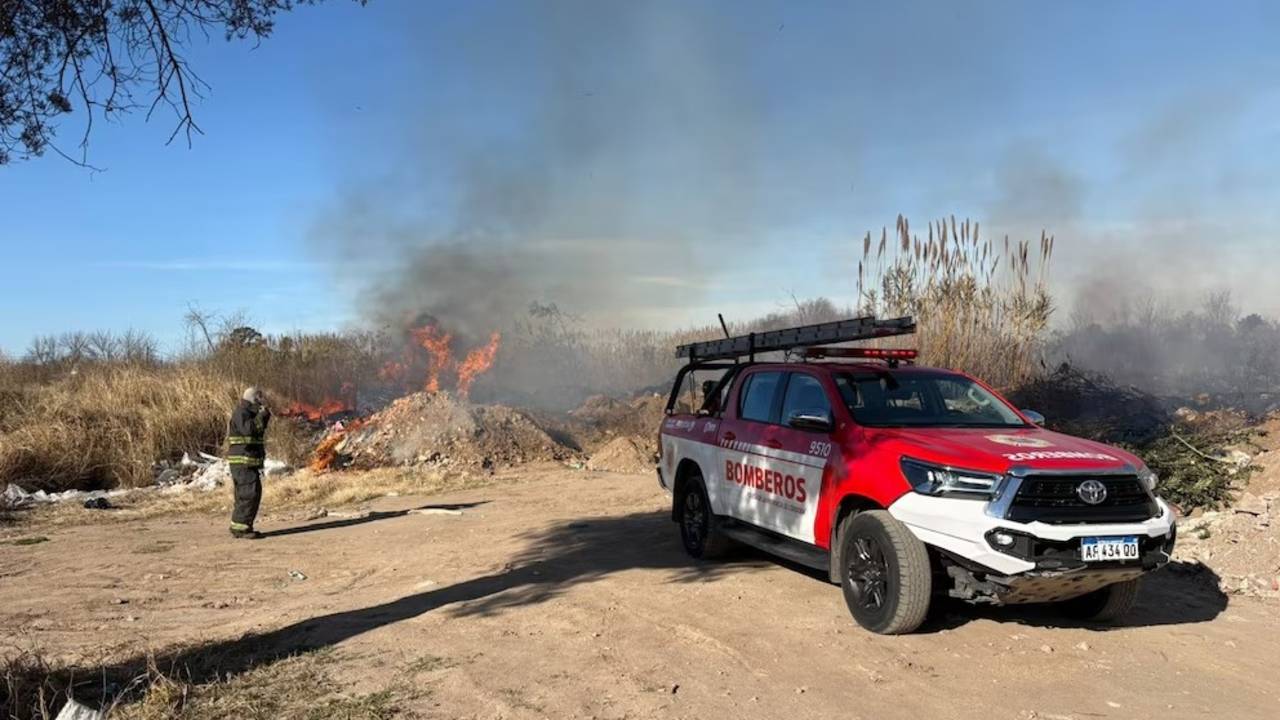 Córdoba: en medio del riesgo extremo, bomberos contuvieron dos incendios