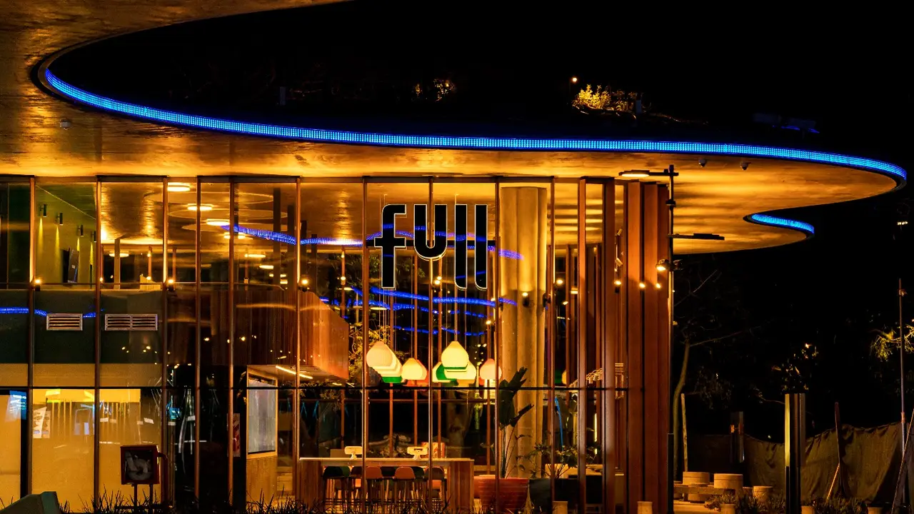 Tienda YPF FULL de noche con luces modernas y diseño vidriado