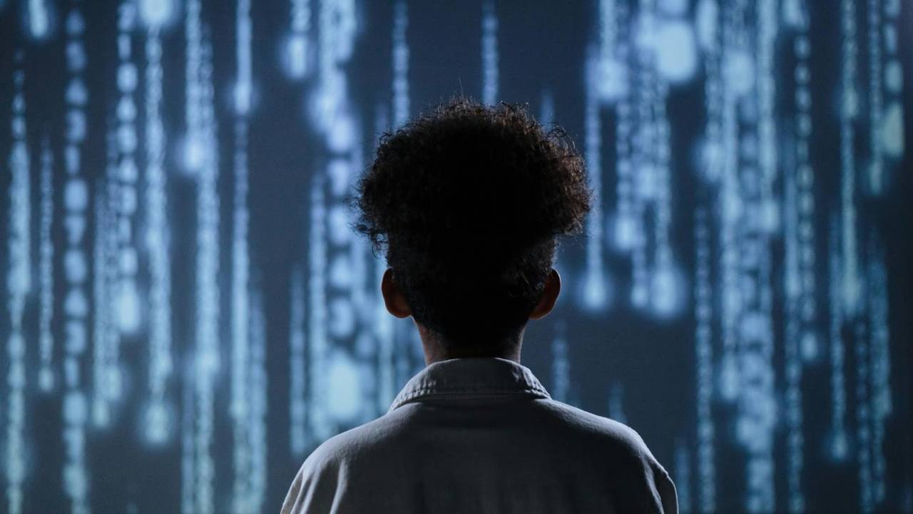 Persona observando proyecciones digitales que representan un entorno de metaverso