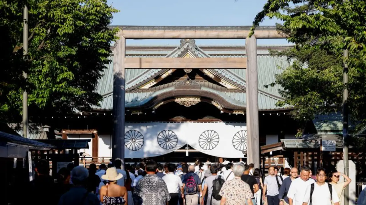Ministro japonés visita un polémico santuario en el 80 aniversario de la derrota en la II Guerra Mundial