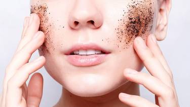 Se hace con café: un dermatólogo reveló cómo preparar una crema natural con dos ingredientes para eliminar las arrugas