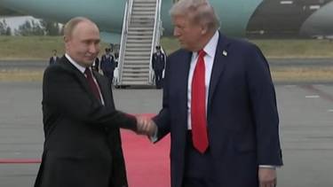 Con Trump y Putin ya aterrizados en Alaska, Zelenskí tensó la previa: "Rusia sigue matando"