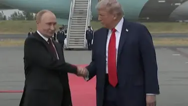 Con Trump y Putin ya aterrizados en Alaska, Zelenskí tensó la previa: "Rusia sigue matando"