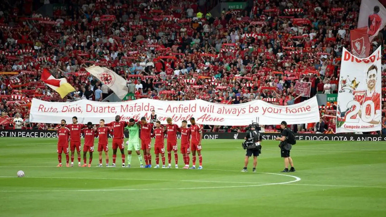 El Liverpool recuerda a Jota en un emotivo homenaje en el estreno de la temporada