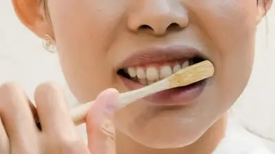 Persona cepillandose los dientes. Persona cepillandose los dientes.