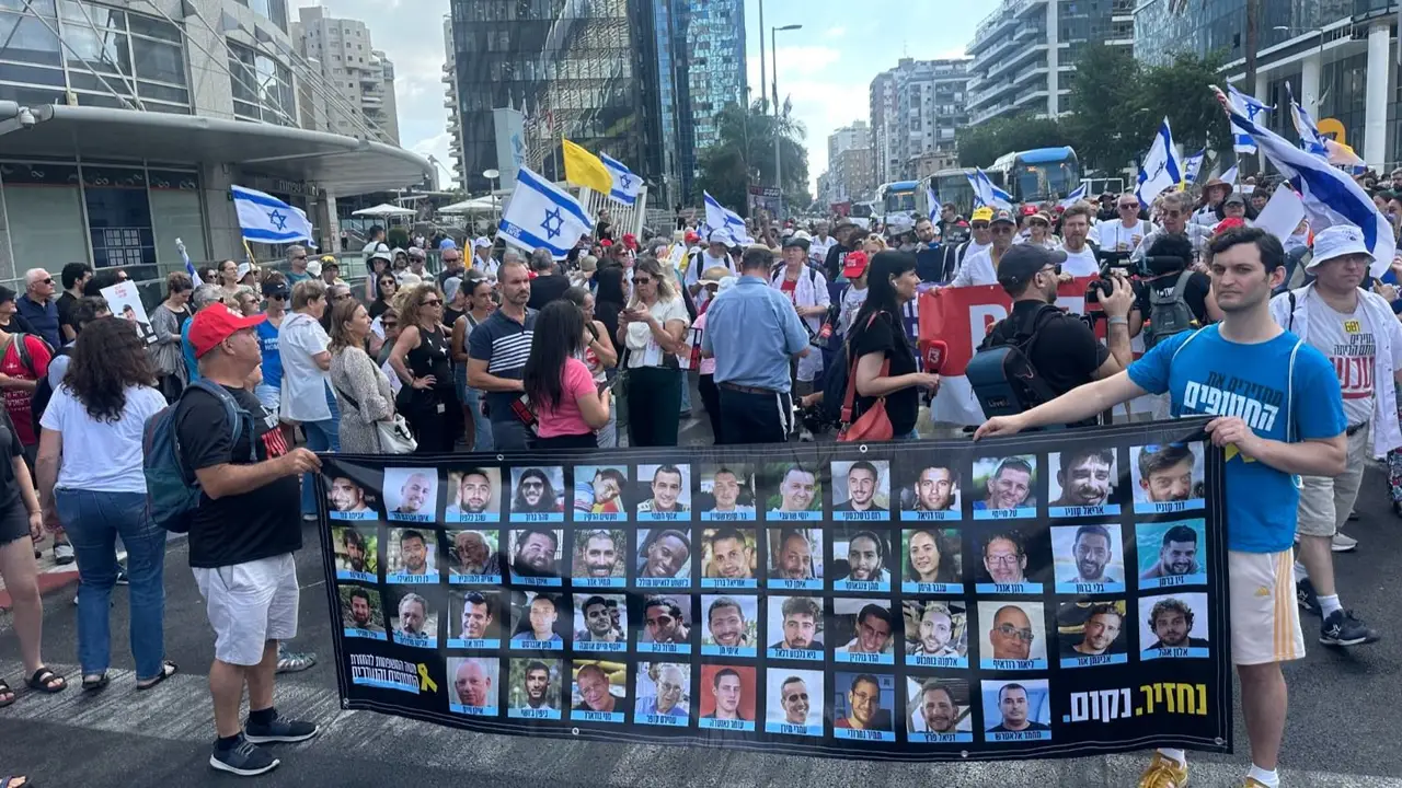 Familiares de rehenes israelíes levantan un campamento de protesta en el límite con Gaza