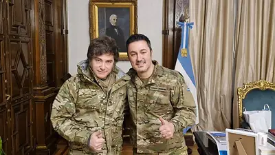 De fajina militar y sin acto oficial, Milei almorzó con granaderos en la Rosada por el aniversario del fallecimiento de San Martín De fajina militar y sin acto oficial, Milei almorzó con granaderos en la Rosada por el aniversario del fallecimiento de San Martín