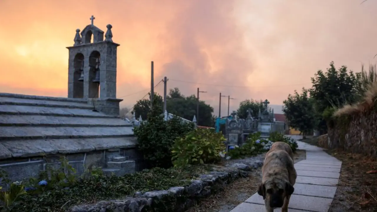 España lucha contra 20 grandes incendios forestales en medio de un calor abrasador