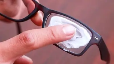 Cómo sacarle las rayaduras de los anteojos. Trucos caseros para limpiar los anteojos rayados. Cómo limpiar bien los anteojos para que se rayen. Cómo sacarle las rayaduras de los anteojos. Trucos caseros para limpiar los anteojos rayados. Cómo limpiar bien los anteojos para que se rayen.