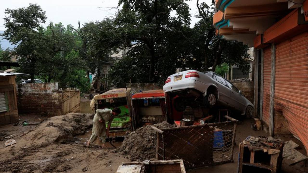 Pakistán reanuda los rescates tras las inundaciones mientras se superan los 300 muertos