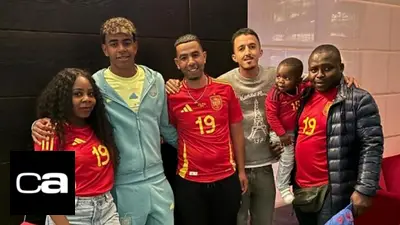 Lamine Yamal con su madre, su padre, su primo, su hermano menor y la pareja de la mamá. Lamine Yamal con su madre, su padre, su primo, su hermano menor y la pareja de la mamá.