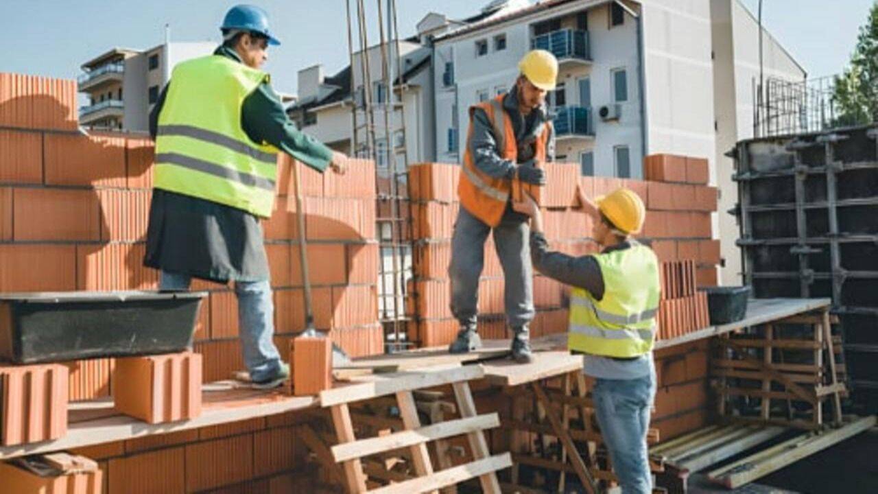 Hombre construyendo una casa