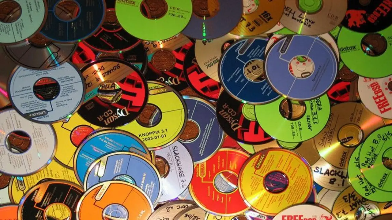 Cómo reciclar los CDs viejos para decorar la cocina. Cómo hacer un posavasos con CDs viejos, qué materiales se necesitan y el paso a paso.