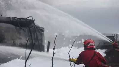 Un incendio en un pozo petrolífero en Indonesia causa tres muertos y cientos de evacuados Un incendio en un pozo petrolífero en Indonesia causa tres muertos y cientos de evacuados