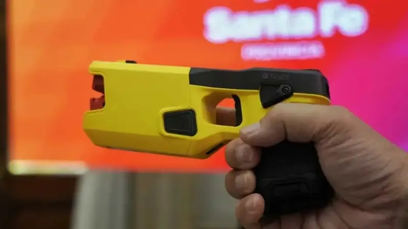 Pullaro sigue con la mano dura y dotará a la Policía con pistolas Taser: "Violencia represiva"