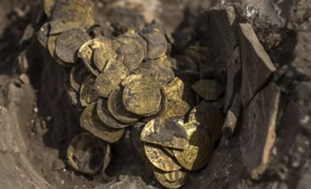 Buscaban metales y desenterraron un tesoro de 500 años lleno de oro y plata | Curiosidades