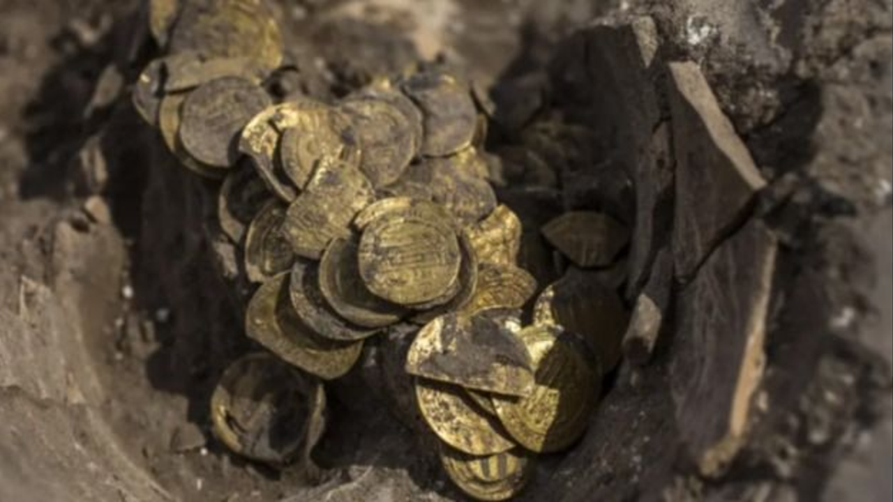 Dónde hallaron un cofre lleno de monedas de oro y plata. Descubrimiento de tesoro en Escocia. Comunicado de la Unidad de Búsqueda de Tesoros en Escocia.