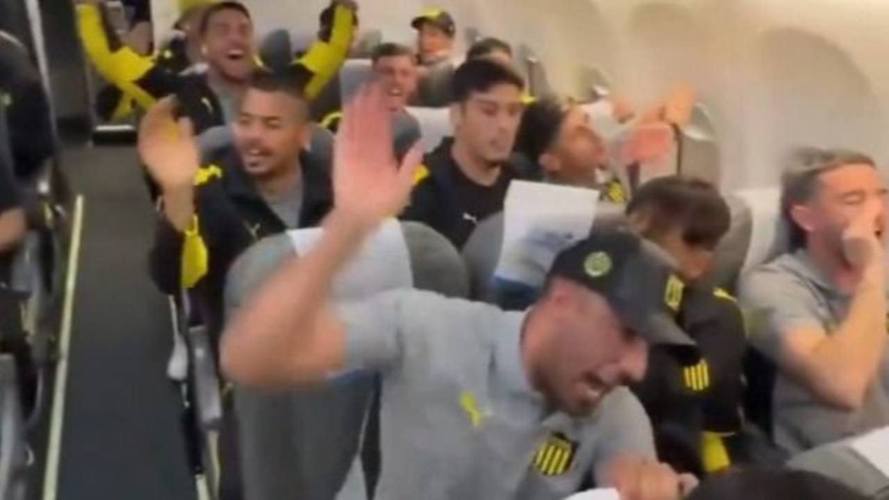 Aerolíneas Argentinas cruzó a Peñarol por la repudiable actitud en el avión: "Nada que ver"