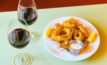 Menú con entrada, plato principal, copa de vino y postre por $39.000 | Gastronomía
