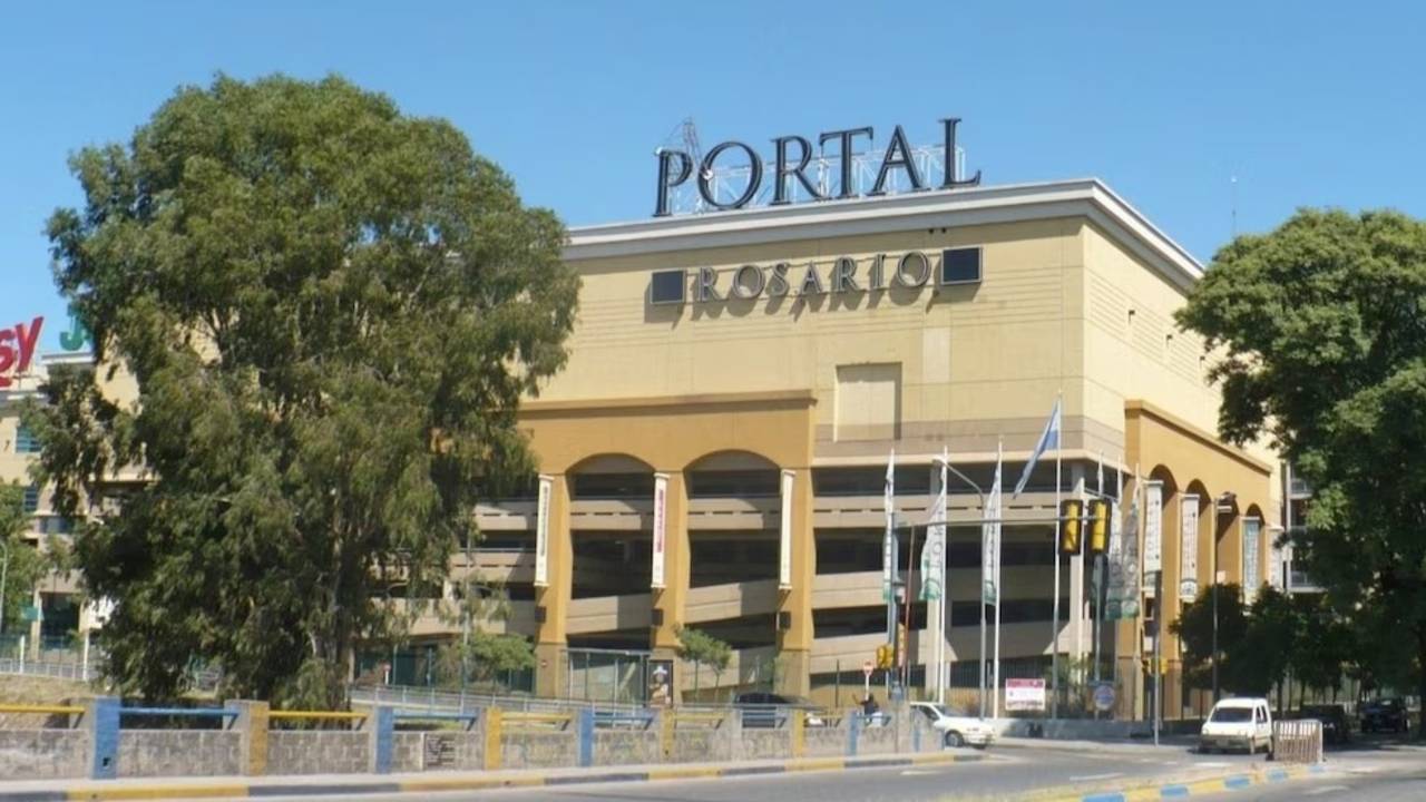 Intentó robarse un aire acondicionado de un shopping y terminó arrojándose al vacío