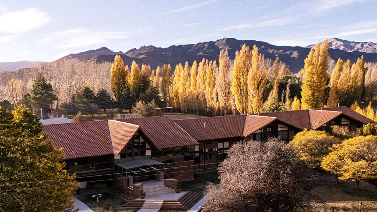 Hoteles en Mendoza para hacer una escapada. Cuál es el castillo en Mendoza donde Brad Pitt filmó Siete años en el Tíbet. Nuevo hotel castillo en Mendoza. 