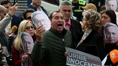 Tribunal revoca detención domiciliaria a expresidente colombiano Álvaro Uribe y ordena su libertad Tribunal revoca detención domiciliaria a expresidente colombiano Álvaro Uribe y ordena su libertad