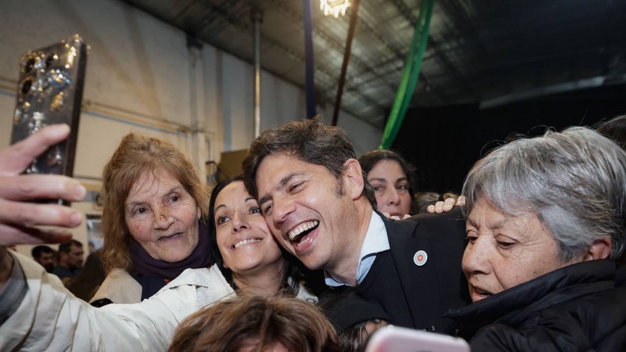 Tras invertir $2.762 millones, Kicillof entregó viviendas y se diferenció de Milei: "No se puede naturalizar destruir al Estado"