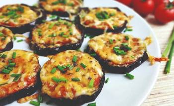 Sin harina e ideales para el almuerzo: cómo hacer pizzetas de berenjena | Recetas de cocina