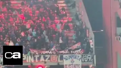 Escándalo: la hinchada de la U de Chile atacó a los hinchas de Independiente con una bomba de estruendo Escándalo: la hinchada de la U de Chile atacó a los hinchas de Independiente con una bomba de estruendo