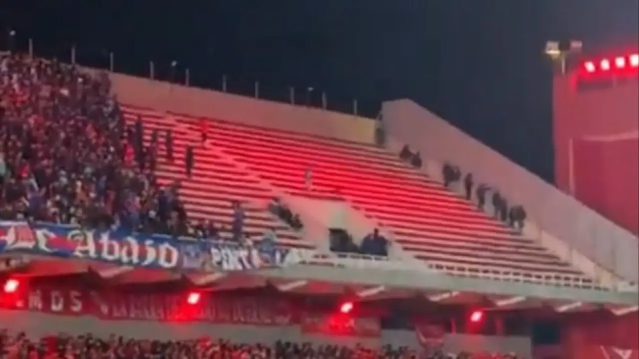 Se suspendió Independiente vs Universidad de Chile por los violentos incidentes: la barra entró a la popular visitante