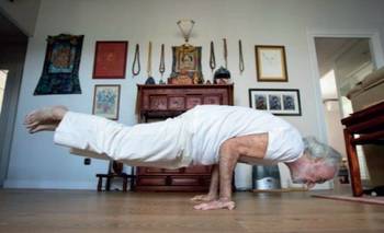 El maestro de yoga de 82 años que advirtió: “El 80% se ha mercantilizado” | Salud