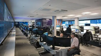 Centro de monitoreo en tiempo real de YPF en Neuquén con decenas de operadores frente a pantallas Centro de monitoreo en tiempo real de YPF en Neuquén con decenas de operadores frente a pantallas