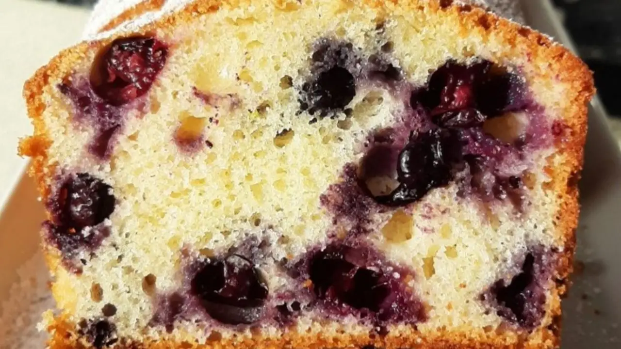 Cómo es la receta del budín de arándanos con kefir.