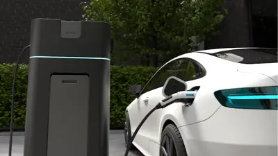 Auto eléctrico cargando batería como símbolo del impacto del litio en la transición energética Auto eléctrico cargando batería como símbolo del impacto del litio en la transición energética