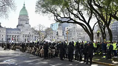 Tras horas de tensión con la Prefectura, las calles festejaron nuevas victoria en el Congreso Tras horas de tensión con la Prefectura, las calles festejaron nuevas victoria en el Congreso