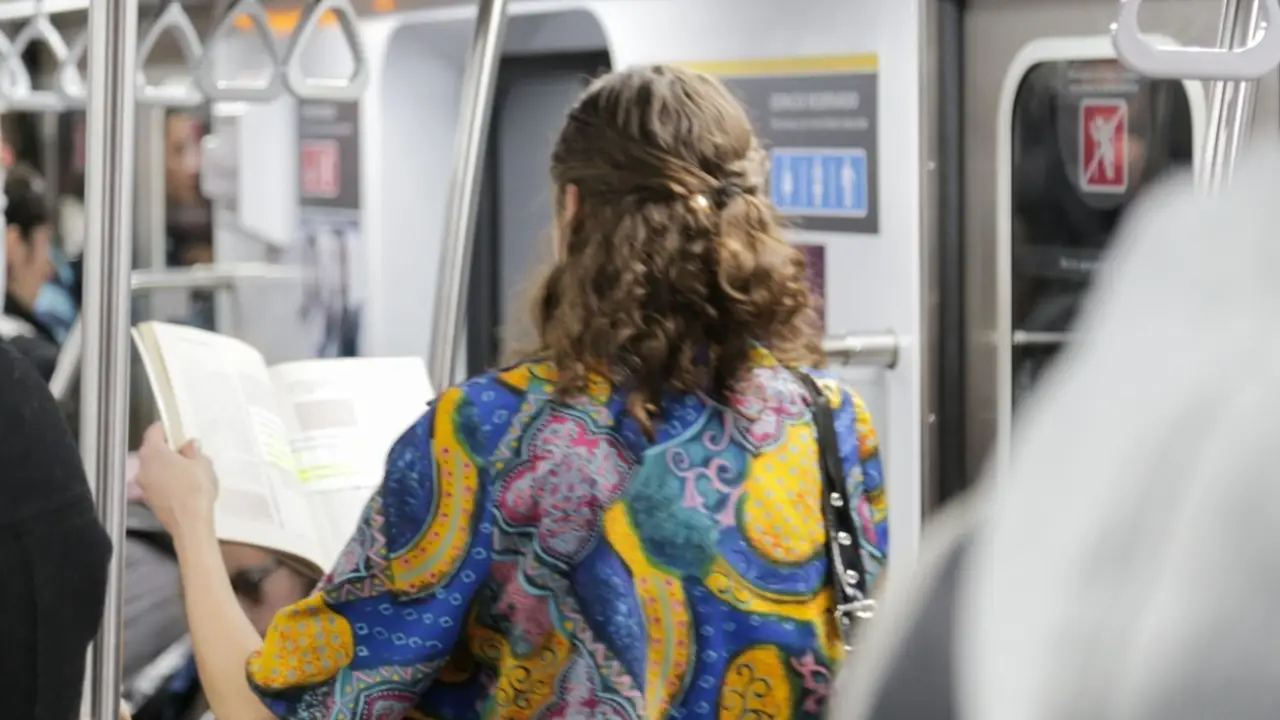 Vuelve el vagón lector: una propuesta para leer en el subte