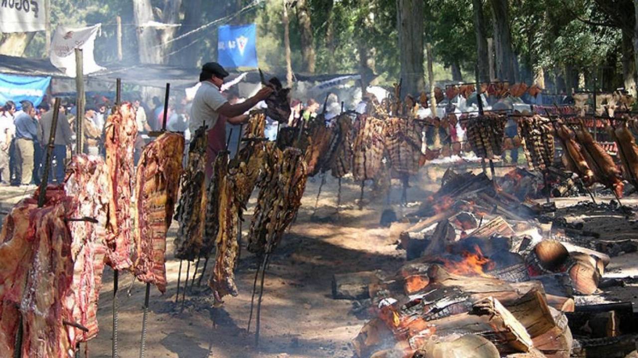 Escapada campo en Buenos Aires: el pueblo donde se celebra la Fiesta del Estero y hacen los mejores asados
