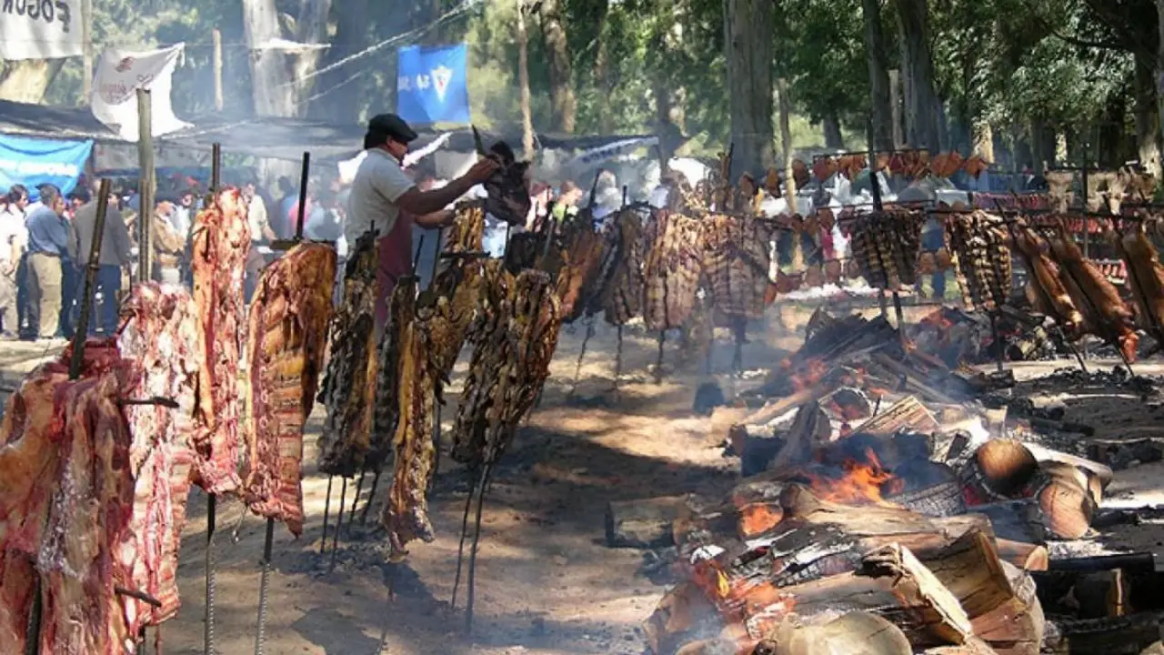 Escapada campo en Buenos Aires: el pueblo donde se celebra la Fiesta del Estero y hacen los mejores asados