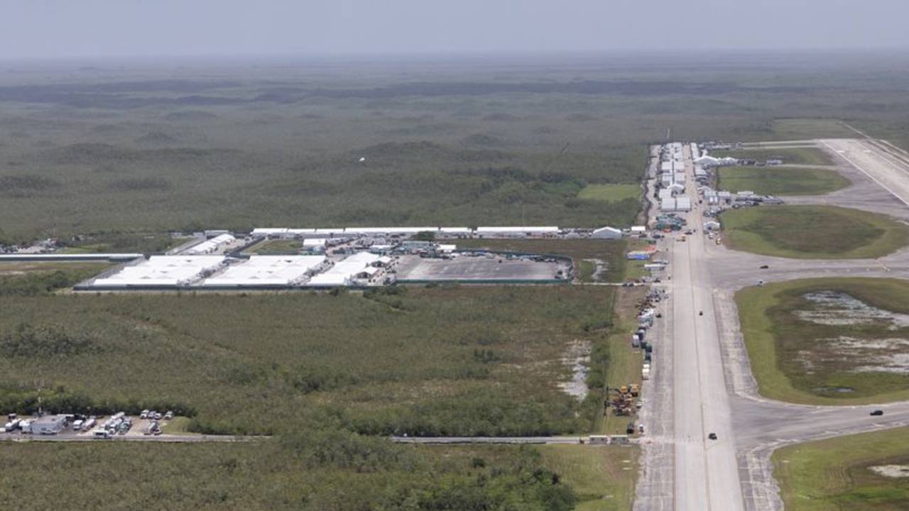 Una jueza ordena paralizar las nuevas obras del centro de detención "Alligator Alcatraz" en EEUU