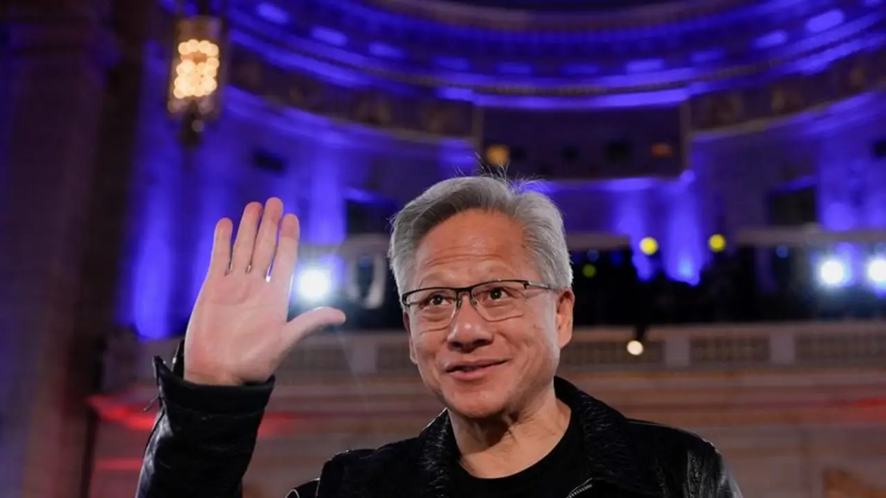 El CEO de Nvidia visita TSMC en Taipéi y afirma tener conversaciones con EEUU sobre un nuevo chip chino