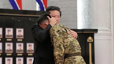 El líder norcoreano Kim Jong-un condecora a soldados rusos y consuela a niños con abrazos El líder norcoreano Kim Jong-un condecora a soldados rusos y consuela a niños con abrazos