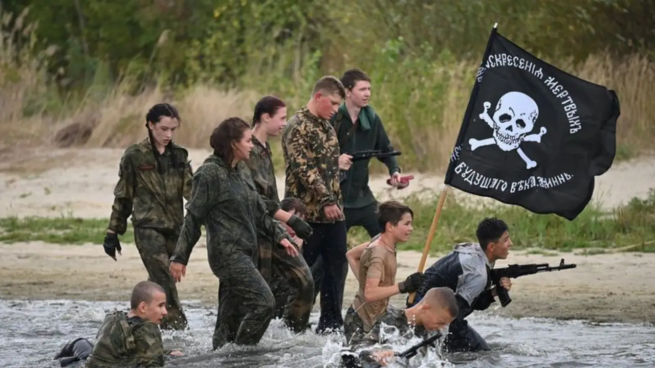 "¡Lanzamos granadas de mano!": niños rusos de tan solo 8 años prueban un entrenamiento militar