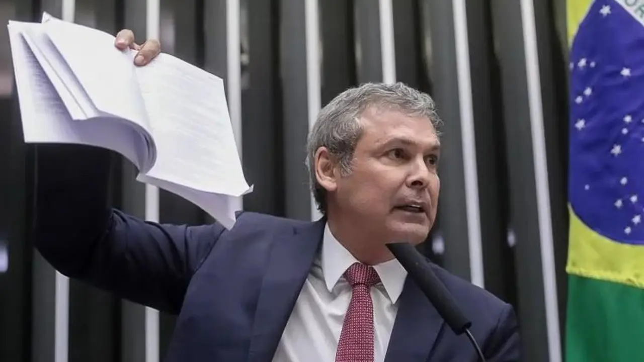 El jefe de la bancada del PT en Diputados pidió al Supremo Tribunal Federal prisión preventiva para Bolsonaro por "inminente riesgo de fuga"