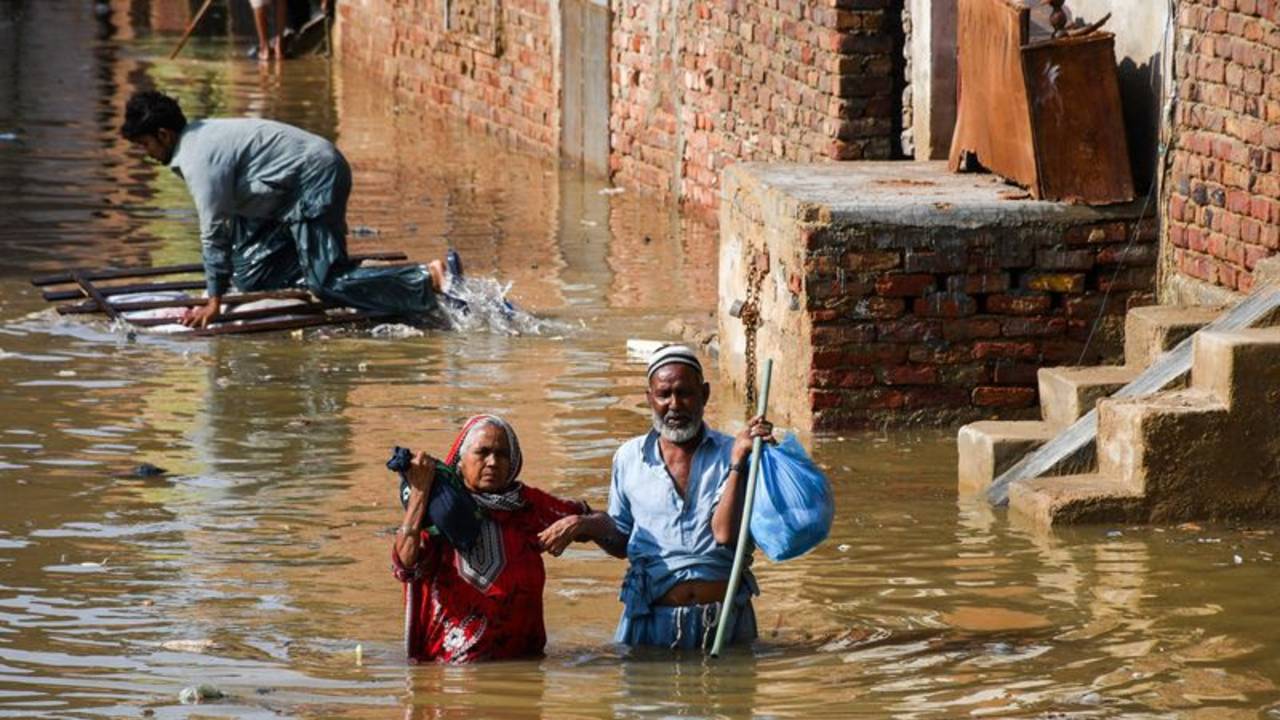 Lago formado por corrimiento de tierras amenaza con inundaciones "catastróficas" en Pakistán
