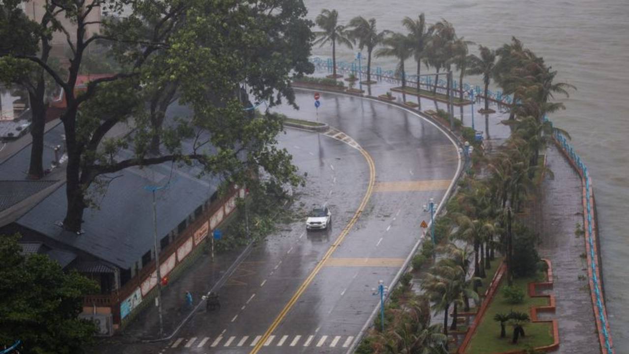Vietnam planea evacuación masiva y ciudad china de Sanya cierra por fortalecimiento de tifón Kajiki