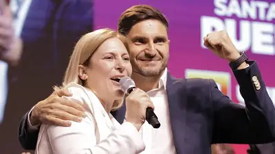 Ahora, en campaña, la vice de Pullaro cargó contra Milei: "No hay cadáveres en la calle porque sostenemos lo que Nación abandonó" Ahora, en campaña, la vice de Pullaro cargó contra Milei: "No hay cadáveres en la calle porque sostenemos lo que Nación abandonó"