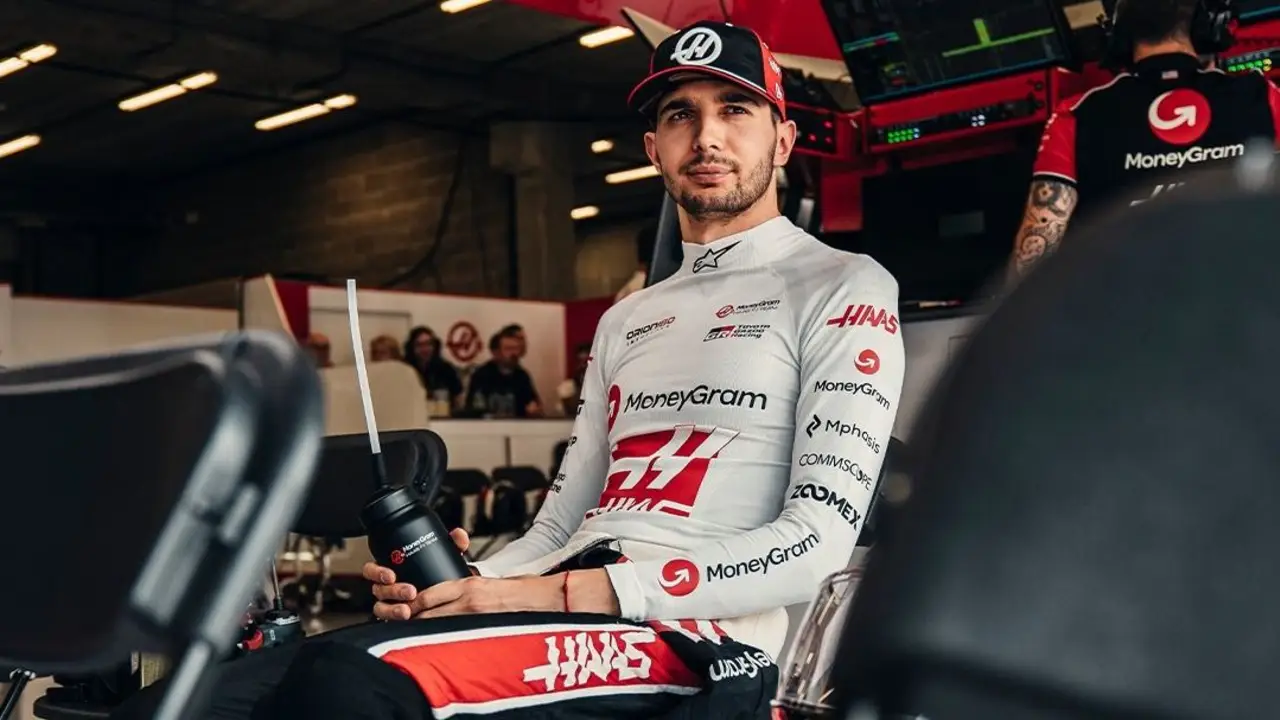 Esteban Ocon con el mono de Haas.